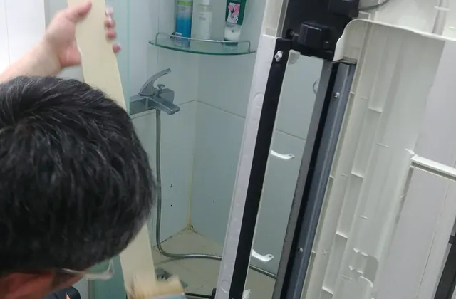 주변을 비닐로 보양하고 방수 준비를 하는 모습