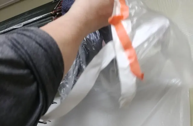 전용 세제를 에어컨 내부에 도포하는 모습